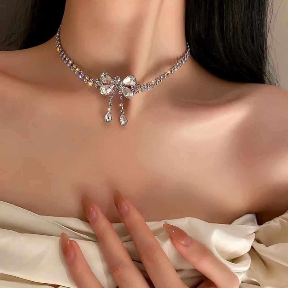 🌟 Luxury Bow Crystals Necklace - Picture 3 of 3